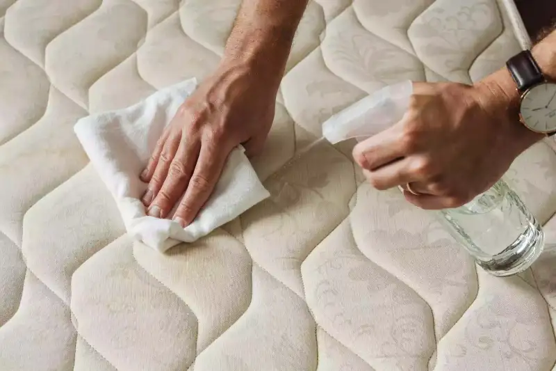 Vlekken verwijderen van matras met mild wasmiddel en deppen